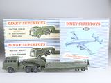 un camion et un avion miniatures posés sur une table