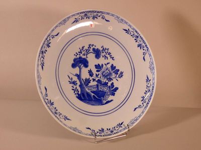 Creil et Montereau. Grand plat rond "Delft" en faïence à déc…