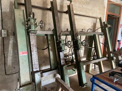 Il y a de nombreux types de machines différentes dans cette pièce.
