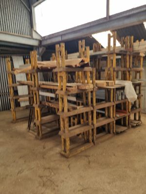de nombreuses palettes en bois empilées les unes sur les autres dans un entrepôt