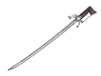 gros plan d'une épée avec un manche en bois sur fond blanc