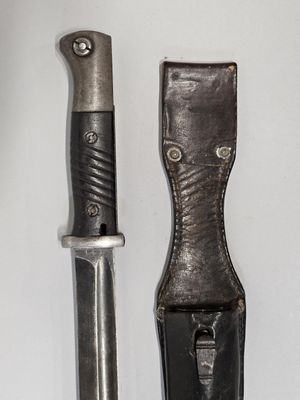 un couteau posé à côté d'un porte-couteaux
