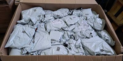 une boîte en carton remplie d'une multitude d'objets en argent