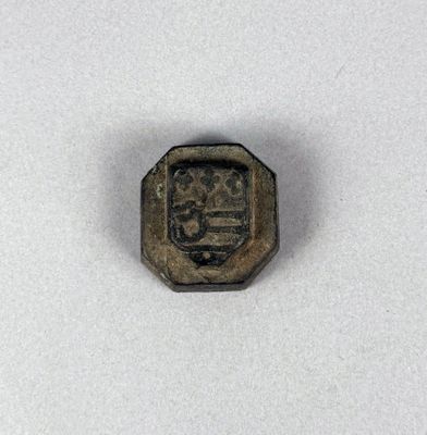 gros plan d'un petit objet métallique sur une surface blanche