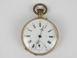 une montre de poche en or avec des chiffres romains sur le cadran