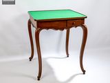 une petite table avec un plateau vert sur fond blanc