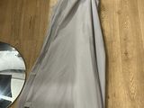 un parapluie posé par terre à côté d'un miroir