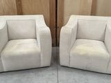 deux chaises blanches placées l'une à côté de l'autre sur le sol