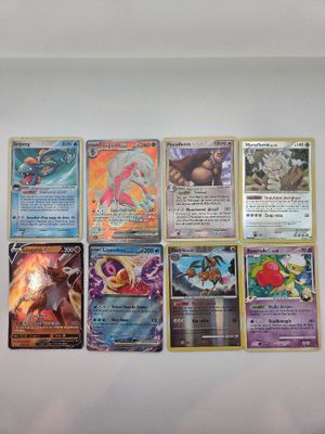 il y a beaucoup de cartes Pokémon accrochées au mur dans la pièce