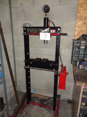 une photo d'un garage avec un établi sur lequel sont posés des outils
