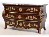 une commode dont le dessus est en marbre