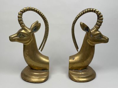 paire de serre-livres en laiton représentant des antilopes, sur des socles en marbre