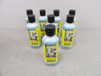 quatre flacons de savon posés les uns à côté des autres sur une table