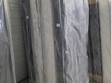 de nombreux matelas empilés les uns à côté des autres dans un entrepôt
