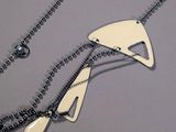 deux colliers composés d'un triangle et d'un pendentif en forme de triangle monté sur une chaîne