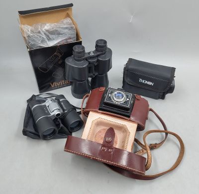 un appareil photo et d'autres objets posés sur une table