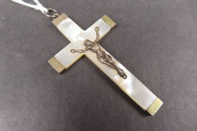 Croix en nacre et argent (7 x 4 cm)