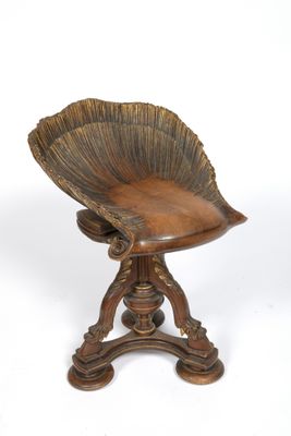 PETIT SIEGE DE MUSIQUE en bois sculpté rehaussé de dorure, l… - Photo 1