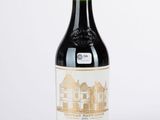 une bouteille de vin posée sur une table blanche