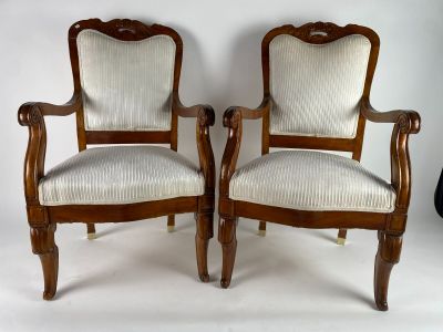 Paire de fauteuils Louis-Philippe en noyer vernis garnis d'u…
