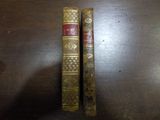 deux vieux livres posés sur une table en bois
