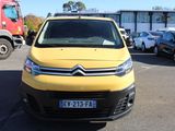 une Citroën jaune garée sur un parking