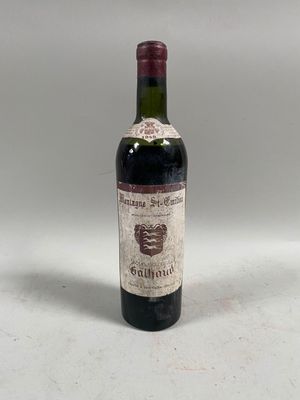 une bouteille de vin posée sur une table