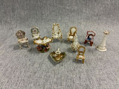 tout un tas de figurines miniatures posées sur une table