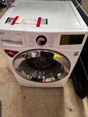 une machine à laver posée sur le sol