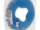 un beignet bleu dans un sac en plastique posé sur une surface blanche