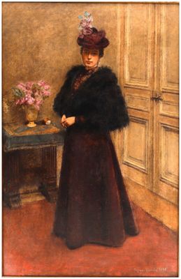 tableau représentant une femme debout devant une table sur laquelle se trouve un vase de fleurs