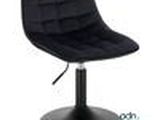 La chaise est noire et dispose d'un piètement en métal et d'un repose-pieds