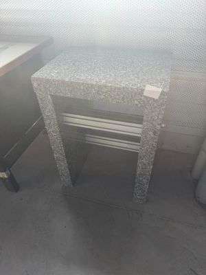 une salle de bains équipée d'un lavabo et de toilettes