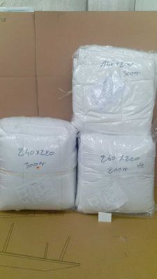des rouleaux de papier toilette empilés les uns sur les autres dans un carton