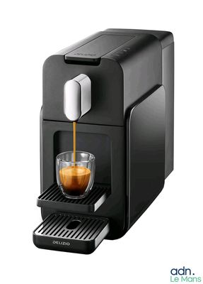 gros plan d'une machine à café avec une tasse de café