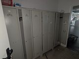 plusieurs casiers dans le couloir d'un immeuble
