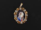 un pendentif en or représentant une femme en robe bleue