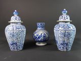 trois vases bleus et blancs posés les uns à côté des autres sur une table
