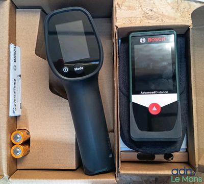 une boîte contenant un téléphone portable et des piles