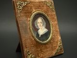 portrait d'une femme en robe noire avec un cadre doré