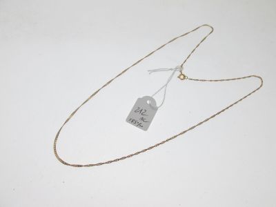 un collier avec une médaille sur laquelle est inscrit « Je t'aime »