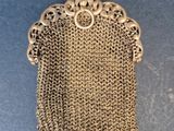 un porte-monnaie ancien en or avec une chaîne et un fermoir à chaîne