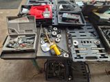 une table sur laquelle sont posés de nombreux outils
