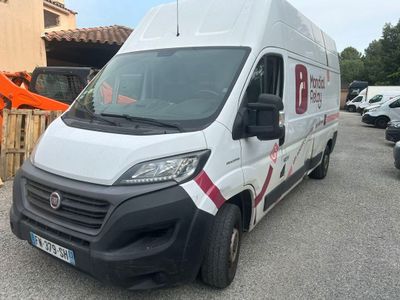une camionnette blanche garée dans un parking