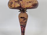 l'image d'une lampe posée sur une table