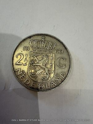 une image représentant une pièce d'argent sur laquelle figure une couronne