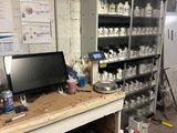 un ordinateur posé sur un bureau au milieu d'une pièce