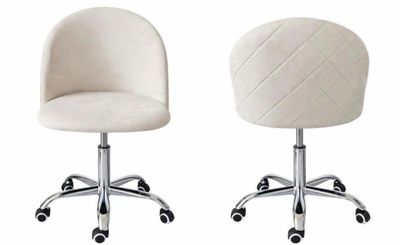 une paire de chaises blanches à roulettes sur fond blanc