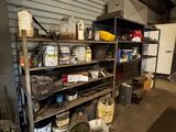 un garage avec beaucoup d'objets sur les étagères