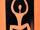 une peinture en noir et blanc représentant un homme dans une posture de yoga